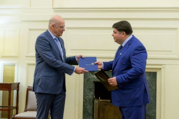 Συνάντηση του Έλληνα ΥΠΕΞ με τον Αμερικανό πρέσβη – Ανταλλαγή ρηματικών διακοινώσεων για την αμυντική συμφωνία