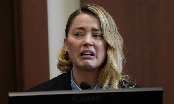 Άμπερ Χερντ για Ντεπ: Μου έσκισε τα εσώρουχα και έβαλε τα δάχτυλά του μέσα μου ψάχνοντας για κοκαΐνη