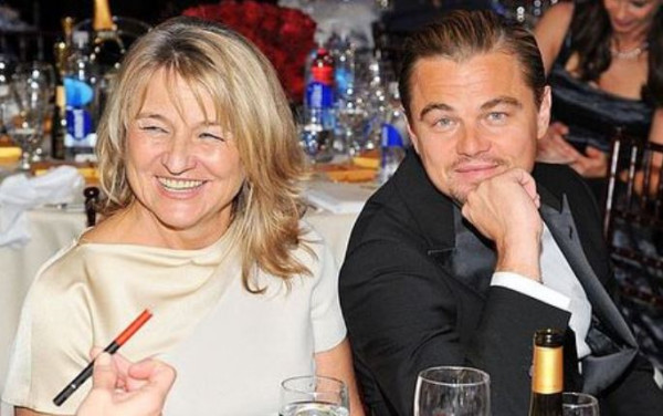 Επτά διάσημοι άνδρες του Χόλυγουντ που δεν μπορούν να ζήσουν χωρίς τη… μαμά τους