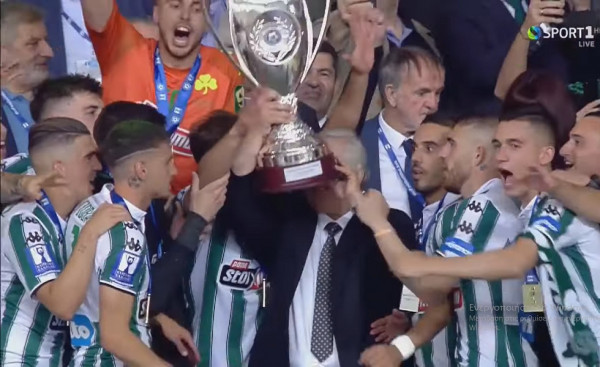 Αυτή την ΕΠΟ θέλουν; Που ο πρόεδρός της θα σηκώνει το Κύπελλο Ελλάδος πριν τους ποδοσφαιριστές;