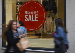 Ενδιάμεσες εκπτώσεις: Ξεκινούν αύριο – Τι ελπίζει και τι φοβάται η αγορά