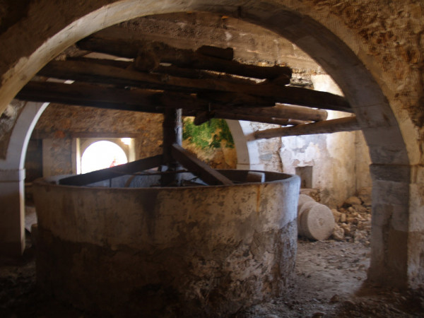 Κρήτη: Ερειπωμένο ελαιοτριβείο διασώζεται