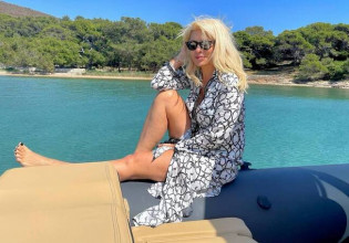 Ελένη Μενεγάκη: Έβαλε ροζ μπικίνι και πόζαρε αγκαλιά με την μητέρας της