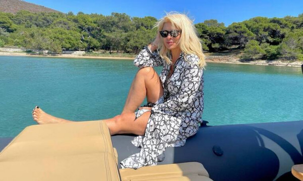 Ελένη Μενεγάκη: Έβαλε ροζ μπικίνι και πόζαρε αγκαλιά με την μητέρας της