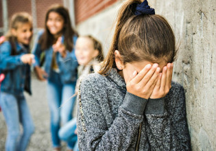 Απαραίτητη η στενή σχέση γονέων και παιδιών για την αντιμετώπιση της βίας εντός και εκτός σχολικών μονάδων