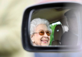 Βασίλισσα Ελισάβετ: Επανεμφανίστηκε και αποθεώθηκε