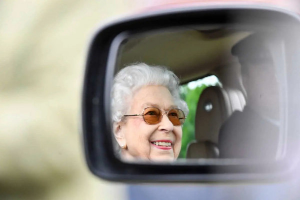 Βασίλισσα Ελισάβετ: Επανεμφανίστηκε και αποθεώθηκε