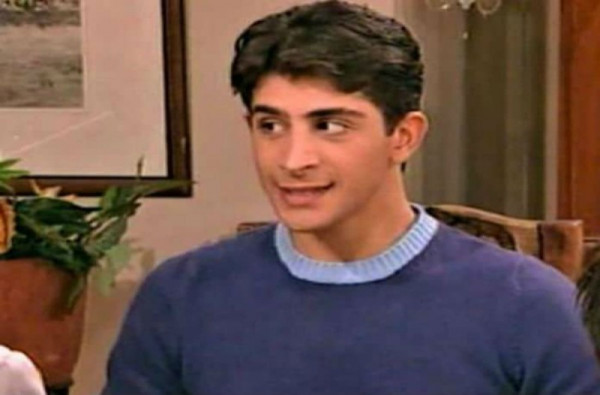 Θυμάστε τον Ερμή από το «Άκρως Οικογενειακόν»; Μεγάλωσε και… έχει κόρη 20 χρονών – Δείτε πώς είναι σήμερα