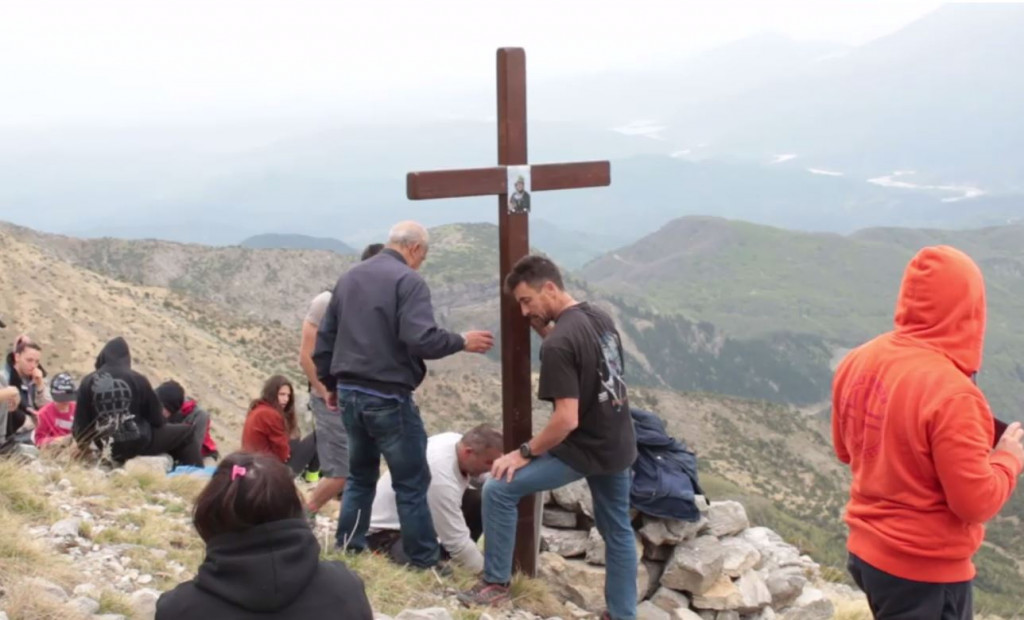 Ύψωσαν σταυρό στο βουνό που έπεσε ο Ερμής Θεοχαρόπουλος – Ράγισε καρδιές η μητέρα του