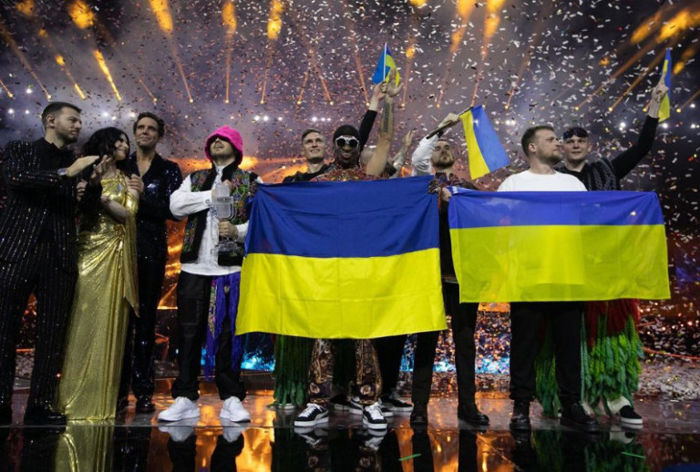 Eurovision 2022: Οι Kalush Orchestra βγάζουν σε δημοπρασία το τρόπαιο που κατέκτησαν