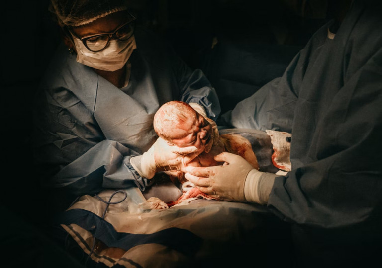 Εξωσωματική γονιμοποίηση: «Η νομοθεσία εκσυγχρονίζεται, αλλά ο κίνδυνος υπογονιμότητας παραμένει»