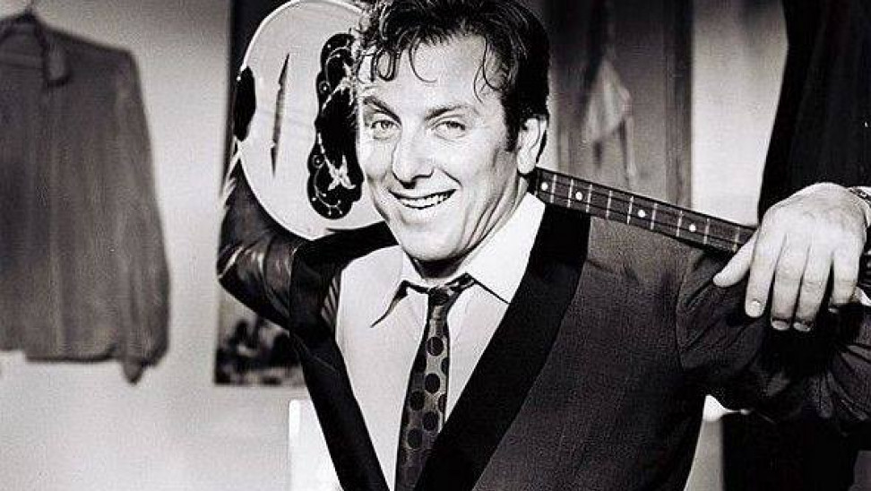 Κώστας Βουτσάς: Σπάνιο ντοκουμέντο για τον ηθοποιό - Παίζει με τον γιο του | in.gr