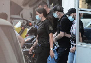 Γνωστή ηθοποιός ξεσπά: «Λυπάμαι να βλέπω ηθοποιούς με χειροπέδες, θα τρίζουν τα κόκκαλα του Βέγγου»