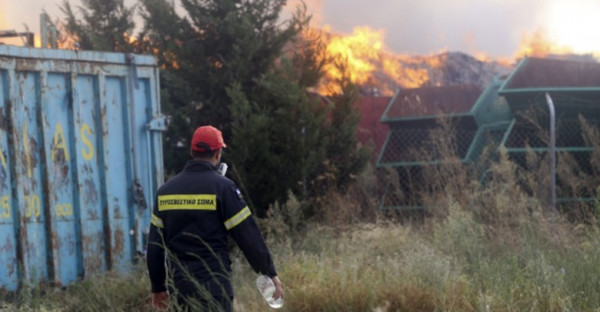 Λάρισα: Για πέντε ώρες μαίνεται η φωτιά σε εργοστάσιο ανακύκλωσης