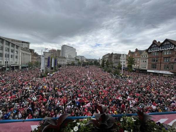 Νότιγχαμ Φόρεστ: Μια ολόκληρη πόλη βγήκε στην κεντρική πλατεία και πανηγύρισε με την καρδιά της