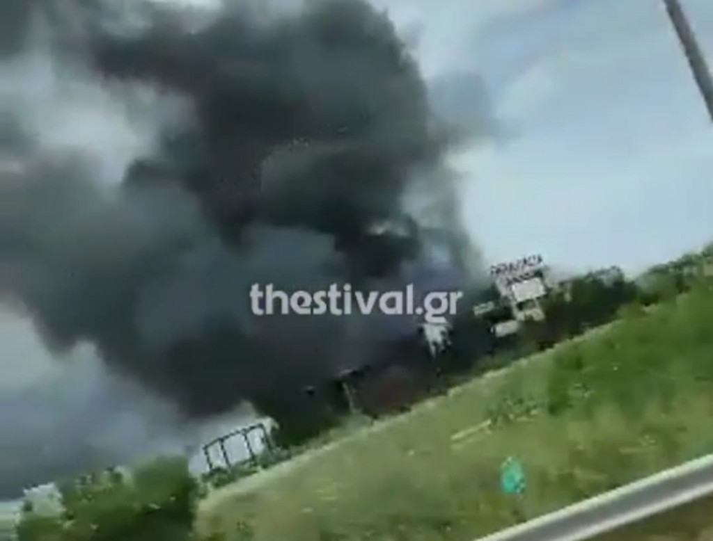 Θεσσαλονίκη: Φωτιά σε εγκαταλελειμμένο εργοστάσιο – Πυκνοί μαύροι καπνοί στο σημείο