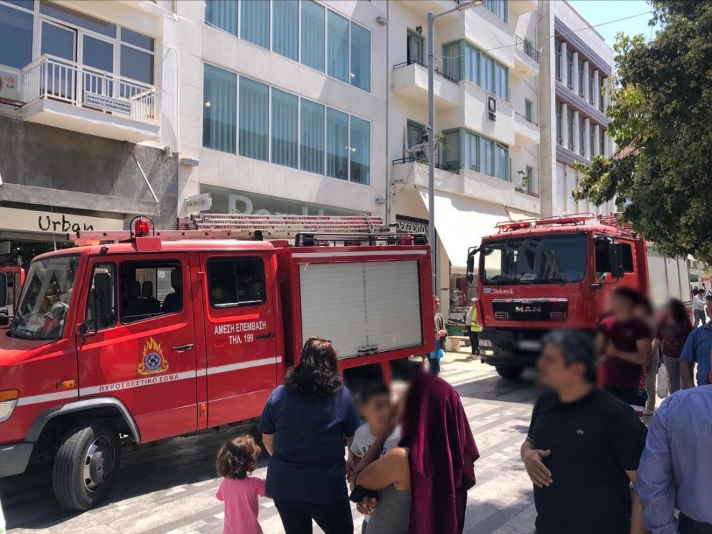 Κρήτη: Φωτιά σε υπόγειο πολυκατοικίας στο κέντρο του Ηρακλείου – Απεγκλωβίστηκαν δύο άτομα