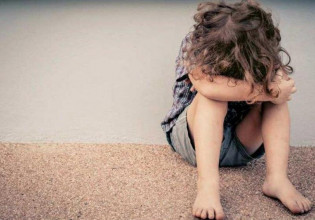 Θεσσαλονίκη: Ξυλοκόπησε τον 2χρονο γιο της συντρόφου του – Του παραμόρφωσε το πρόσωπο, όμως τώρα είναι ελεύθερος