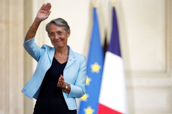 Γαλλία: Ψυχρή υποδοχή για τη νέα πρωθυπουργό – Ποια είναι η Ελιζαμπέτ Μπορν