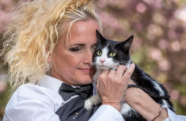 Βρετανία: 49χρονη παντρεύτηκε την γάτα της ώστε να μην της κάνουν έξωση