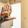 Ιταλία: Άγριος ξυλοδαρμός για ένα κασκόλ με τα χρώματα του ουράνιου τόξου – «Δεν θέλουμε gay στην οικογένεια»
