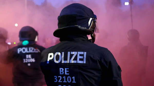 Γερμανία: Τραυματίες σε συγκρούσεις ακροδεξιών με αντιδιαδηλωτές – Σβάστικες και χιτλερικοί χαιρετισμοί