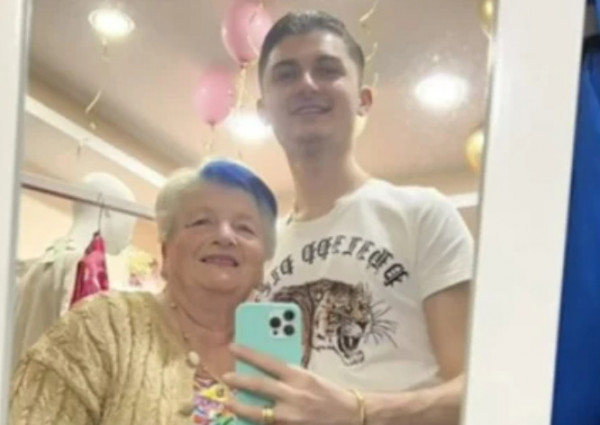 Ο έρωτας χρόνια δεν κοιτά: 19χρονος έκανε πρόταση γάμου στην 76χρονη σύντροφό του