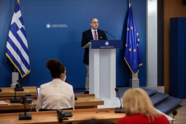 Live η ενημέρωση των δημοσιογράφων από τον κυβερνητικό εκπρόσωπο