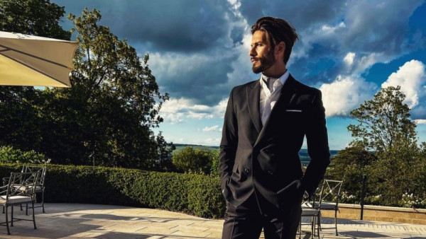 Γιώργος Καράβας: Κάνει γυμναστική χωρίς μπλούζα και… προκαλεί πανικό στο Instagram