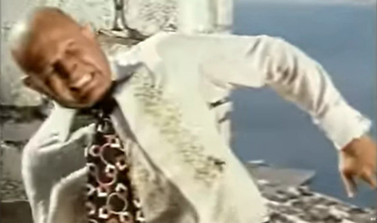 Κώστας Γκουσγκούνης: Η στιγμή που πεθαίνει σε ταινία πυροβολημένος από τον Λάκη Κομνηνό