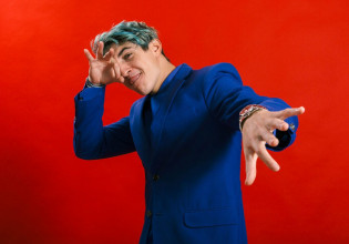 «Θα μου πουν έχεις μπλε μαλλιά άρα είσαι gay»: Καταπέλτης ο γιος του Γιάννη Πάριου και της Σοφίας Αλιμπέρτη