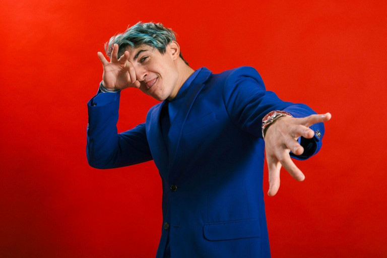 «Θα μου πουν έχεις μπλε μαλλιά άρα είσαι gay»: Καταπέλτης ο γιος του Γιάννη Πάριου και της Σοφίας Αλιμπέρτη