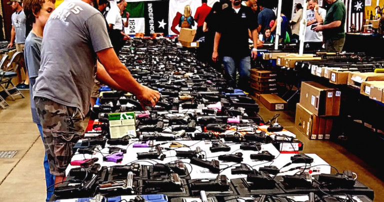 Μακελειό στο Τέξας: Στις ΗΠΑ ο δολοφόνος αγόρασε όπλα αλλά απαγορεύεται να αγοράσει «αυγό Kinder»