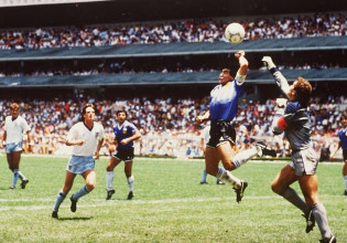 Μυθικό ρεκόρ: Πωλήθηκε για 8,8 εκατ. ευρώ η φανέλα του Μαραντόνα από το παιχνίδι με την Αγγλία το 1986