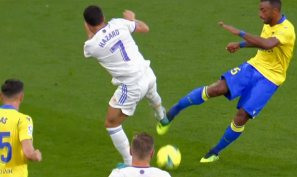 Του έσπασε το πόδι ο Αζάρ και πήρε… κίτρινη – Σοκάρουν οι εικόνες από το πόδι του Ακαπό