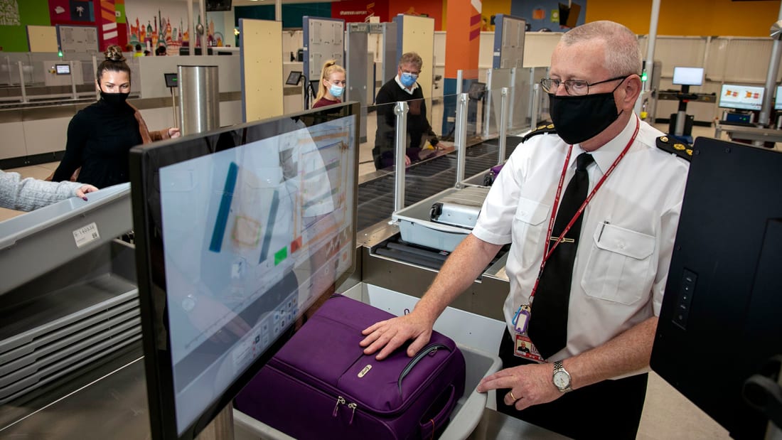 Αεροδρόμια: Γιατί δεν επιτρέπονται ακόμα τα υγρά στις χειραποσκευές - Υπάρχει λύση;