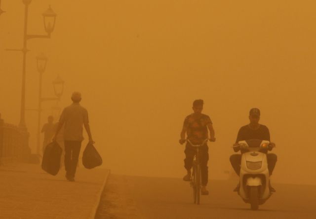 Ιράκ: Απόκοσμο σκηνικό από αμμοθύελλα – Έκλεισαν αεροδρόμια, σχολεία, δημόσιες υπηρεσίες