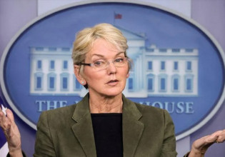 ΗΠΑ: Δεν αποκλείουν δευτερεύουσες κυρώσεις στους αγοραστές πετρελαίου από τη Ρωσία