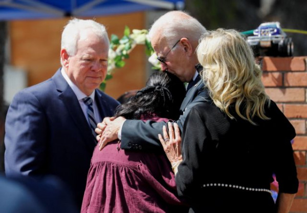 Μακελειό στο Τέξας: Στην πόλη Ουβάλντε ο Τζο Μπάιντεν – «Τίποτα δεν είναι ξανά το ίδιο»