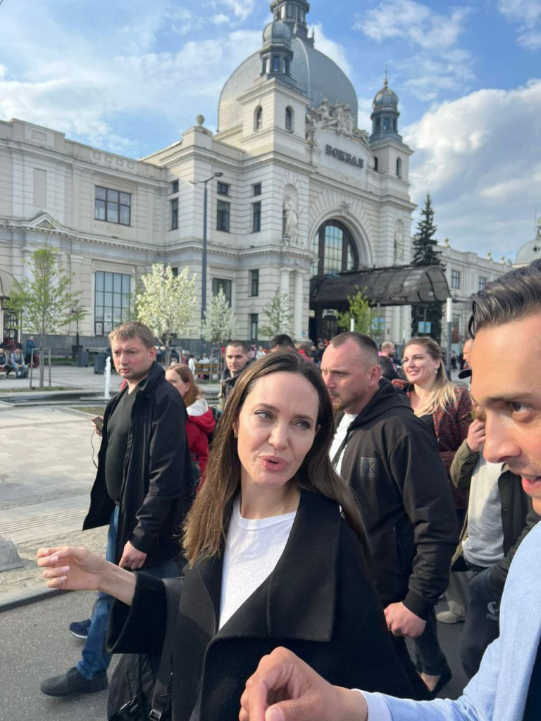 Αντζελίνα Τζολί: Η στιγμή που τρέχει σε καταφύγιο για να προφυλαχθεί από τους βομβαρδισμούς στην Ουκρανία