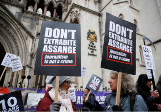 Λονδίνο: Διαδήλωση κατά της έκδοσης του Τζούλιαν Ασάνζ – «Αυτή η πολιτική δίωξη»
