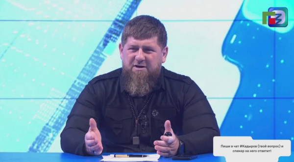 Ουκρανία: Ο Καντίροφ παραδέχθηκε ότι η Ρωσία τα «βρίσκει σκούρα» – «Σχιζοφρενής ο Σολτς»