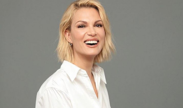 Βίκυ Καγιά: Ποζάρει… χωρίς ίχνος μακιγιάζ και αγουροξυπνημένη – Είναι εντυπωσιακή!