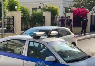 Καλαμάτα: Νεαρός με ρόπαλο έχει μπει στον προαύλιο χώρο της Τράπεζας της Ελλάδος