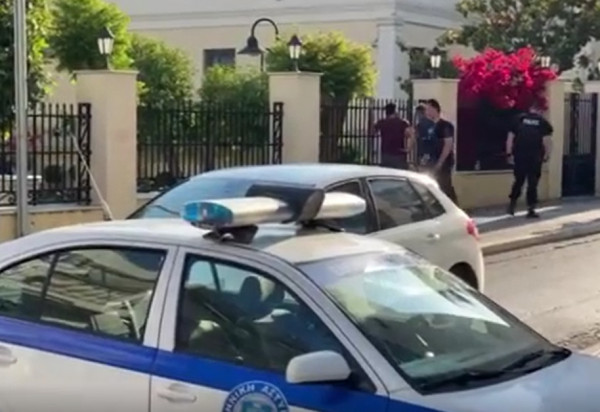Καλαμάτα: Νεαρός με ρόπαλο έχει μπει στον προαύλιο χώρο της Τράπεζας της Ελλάδος