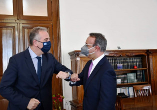 Ο Σταϊκούρας, ο Καλαφάτης και οι… μπουγάτσες