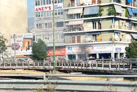 Συγγρού: Φλέγεται αυτοκίνητο στη συμβολή με την Καλλιρρόης