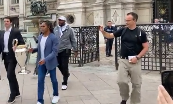 Με τον Καρεμπέ έφθασε η κούπα του Champions League στο Παρίσι