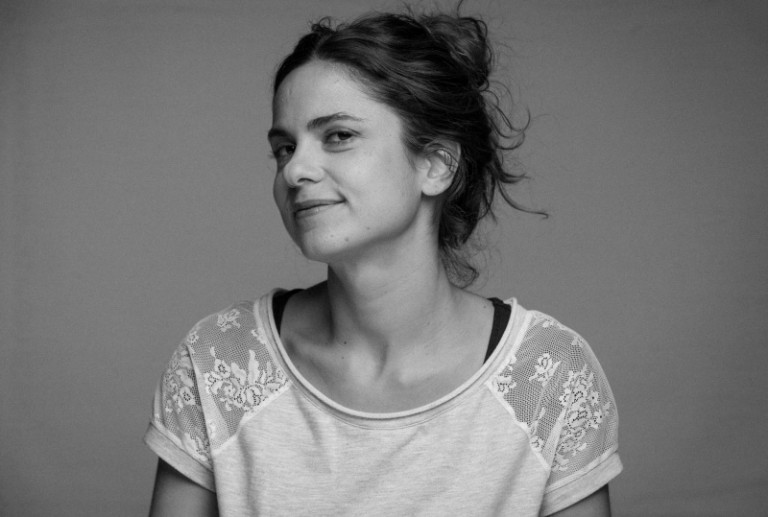 Η Κατερίνα Μαυρογεώργη νιώθει ότι γράφοντας αποκωδικοποιεί τους ανθρώπους