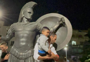 Γιώργος Κατσαούνης: Έγινε αντικείμενο λατρείας στα Φάρσαλα – «Καλώς ήρθατε στην πόλη των Μυρμιδόνων»